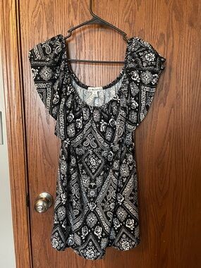 eye candy Black & White Paisley Flutter-Sleeve Tunic